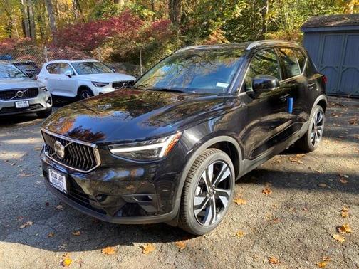 2025 Volvo XC40 B5 Plus Bright Theme