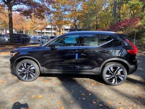 2025 Volvo XC40 B5 Plus Bright Theme