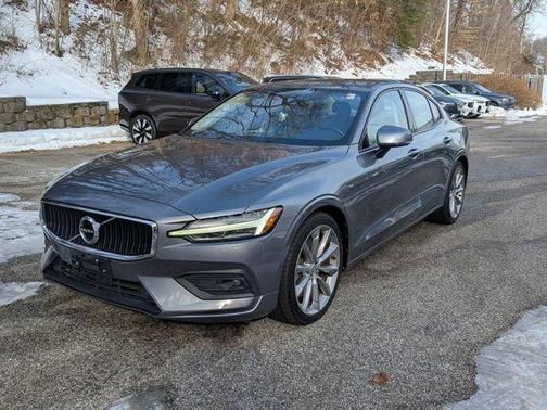 2021 Volvo S60 T6 Momentum