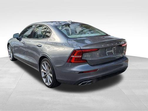 2021 Volvo S60 T6 Momentum