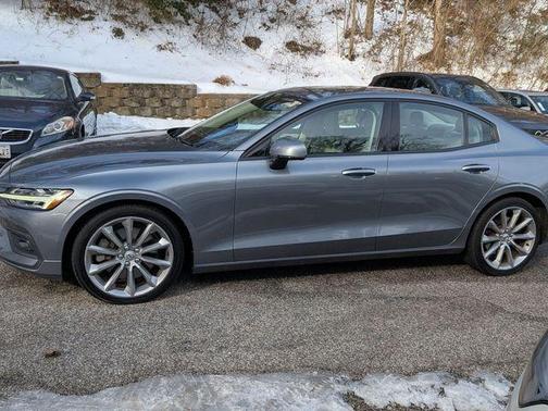 2021 Volvo S60 T6 Momentum