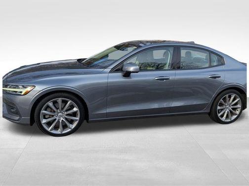 2021 Volvo S60 T6 Momentum