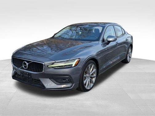 2021 Volvo S60 T6 Momentum