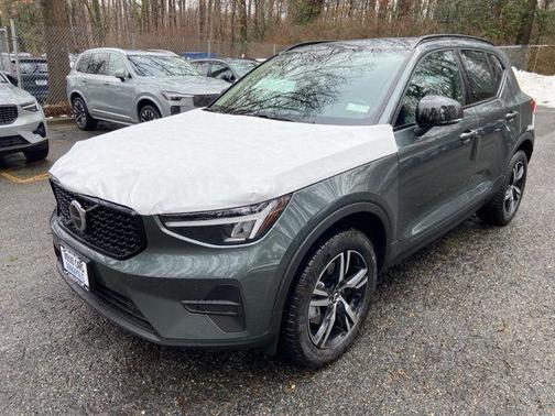 2026 Volvo XC40 B5 Core