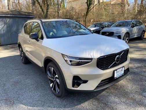 2025 Volvo XC40 B5 Ultra Dark Theme