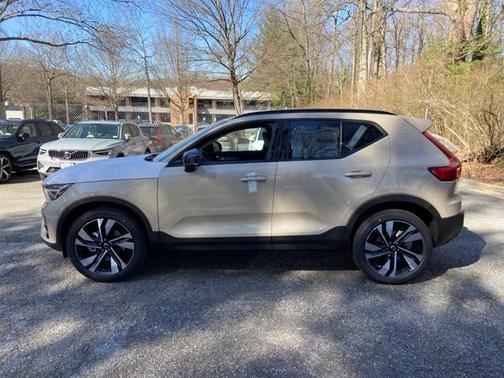 2025 Volvo XC40 B5 Ultra Dark Theme