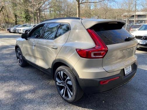 2025 Volvo XC40 B5 Ultra Dark Theme