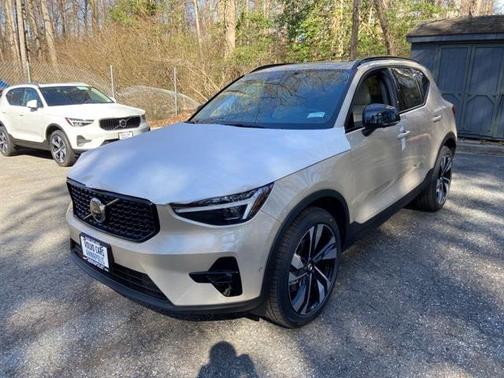 2025 Volvo XC40 B5 Ultra Dark Theme