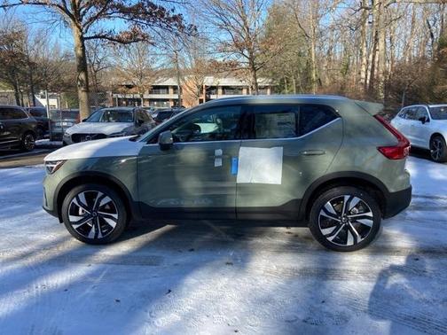 2025 Volvo XC40 B5 Ultra Bright Theme
