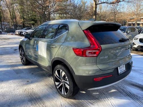 2025 Volvo XC40 B5 Ultra Bright Theme