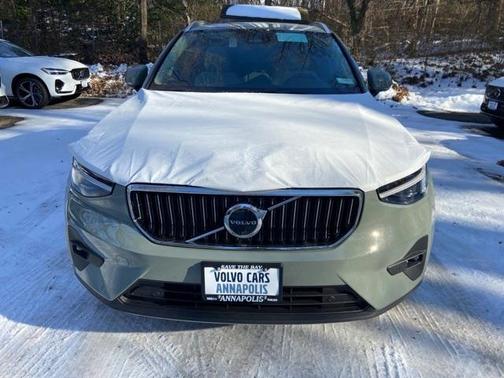 2025 Volvo XC40 B5 Ultra Bright Theme
