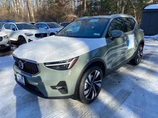 2025 Volvo XC40 B5 Ultra Bright Theme