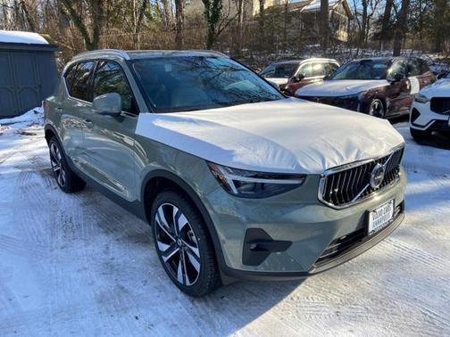 2025 Volvo XC40 B5 Ultra Bright Theme