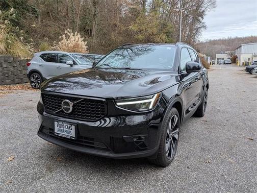2023 Volvo XC40 B5 Plus Dark Theme