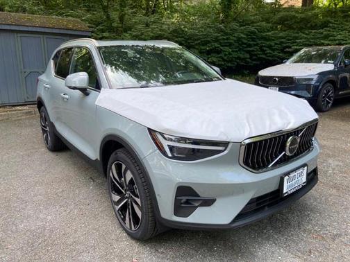 2025 Volvo XC40 B5 Ultra Bright Theme
