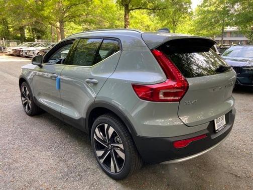 2025 Volvo XC40 B5 Ultra Bright Theme