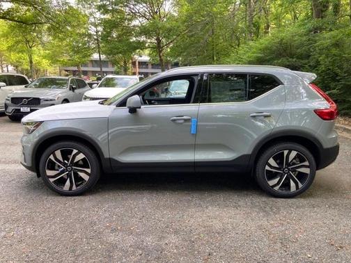 2025 Volvo XC40 B5 Ultra Bright Theme