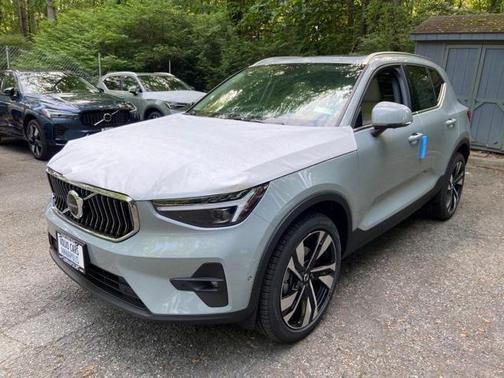 2025 Volvo XC40 B5 Ultra Bright Theme