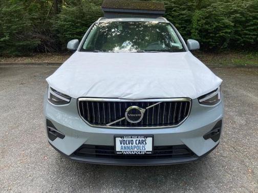 2025 Volvo XC40 B5 Ultra Bright Theme