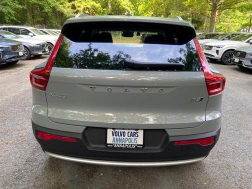 2025 Volvo XC40 B5 Ultra Bright Theme