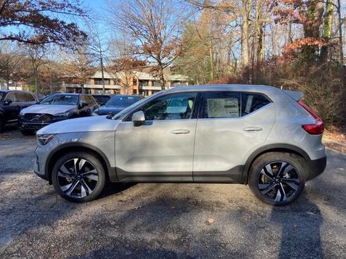 2025 Volvo XC40 B5 Plus Bright Theme