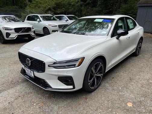 2024 Volvo S60 B5 Plus Dark Theme