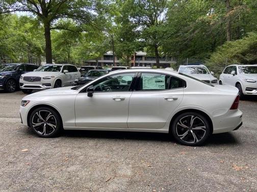 2024 Volvo S60 B5 Plus Dark Theme