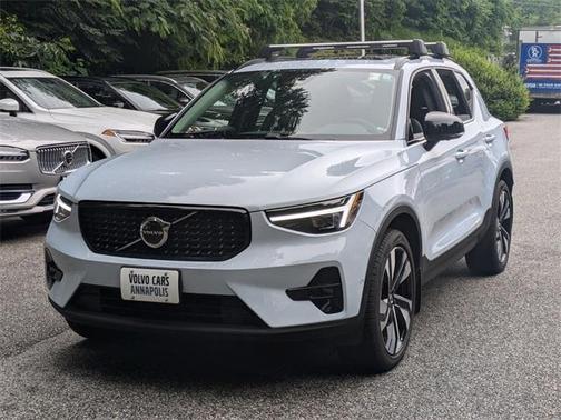2024 Volvo XC40 B5 Ultimate Dark Theme