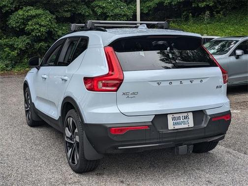 2024 Volvo XC40 B5 Ultimate Dark Theme