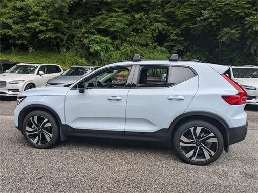 2024 Volvo XC40 B5 Ultimate Dark Theme