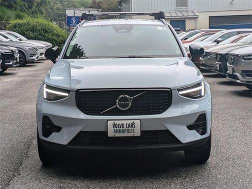 2024 Volvo XC40 B5 Ultimate Dark Theme