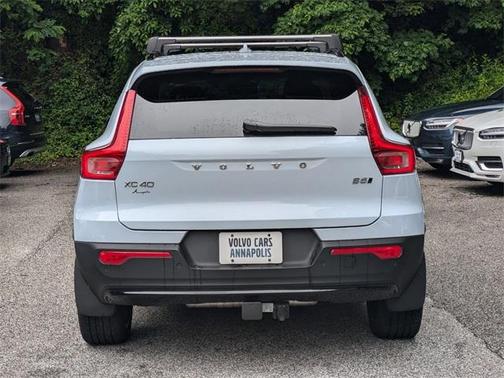 2024 Volvo XC40 B5 Ultimate Dark Theme