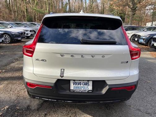 2025 Volvo XC40 B5 Plus Dark Theme