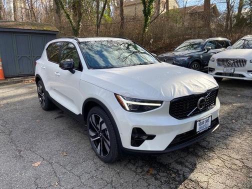 2025 Volvo XC40 B5 Plus Dark Theme