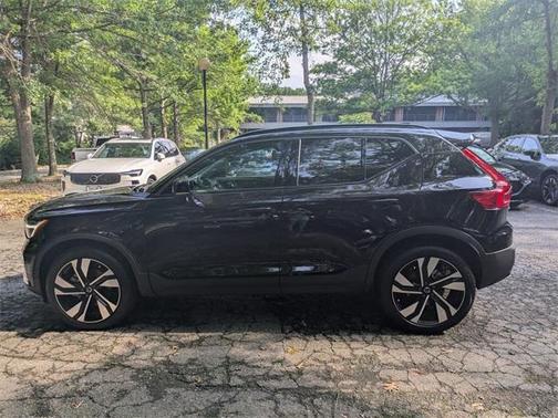 2023 Volvo XC40 B5 Plus Dark Theme