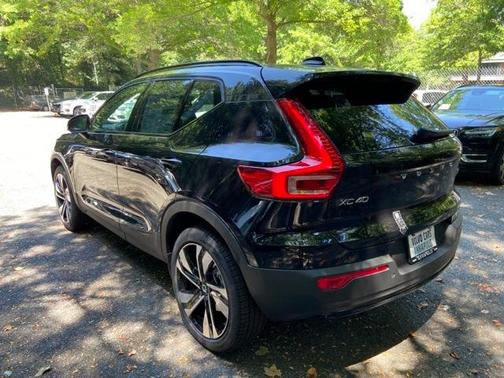 2025 Volvo XC40 B5 Ultra Dark Theme