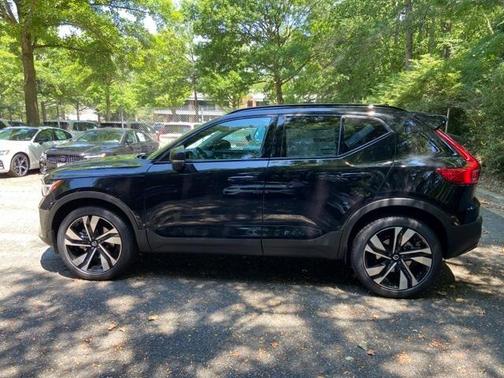 2025 Volvo XC40 B5 Ultra Dark Theme