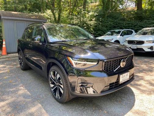 2025 Volvo XC40 B5 Ultra Dark Theme