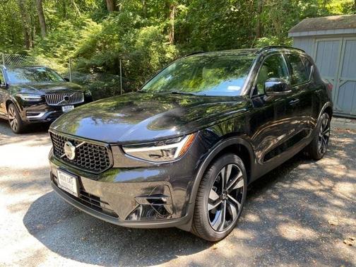 2025 Volvo XC40 B5 Ultra Dark Theme