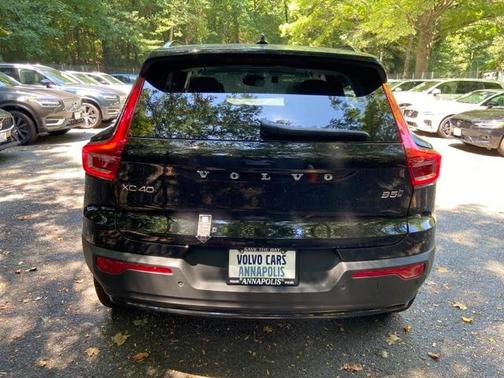 2025 Volvo XC40 B5 Ultra Dark Theme