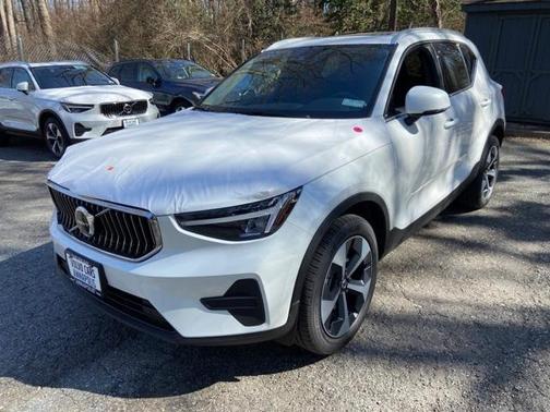 2025 Volvo XC40 B5 Core Bright Theme