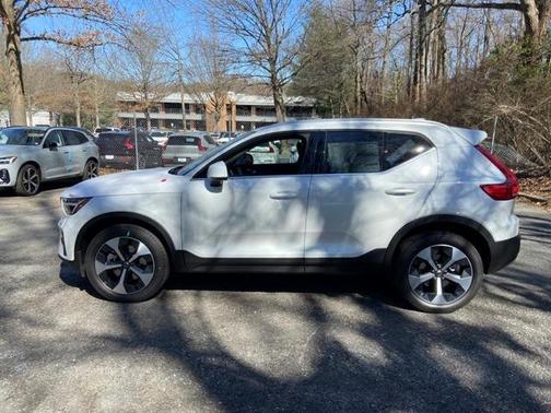 2025 Volvo XC40 B5 Core Bright Theme