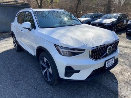 2025 Volvo XC40 B5 Core Bright Theme