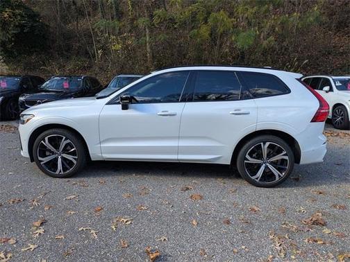 2023 Volvo XC60 B6 Ultimate Dark Theme