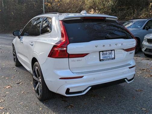 2023 Volvo XC60 B6 Ultimate Dark Theme