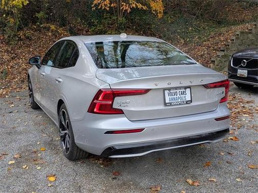 2023 Volvo S60 B5 Plus Dark Theme