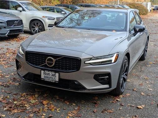 2023 Volvo S60 B5 Plus Dark Theme