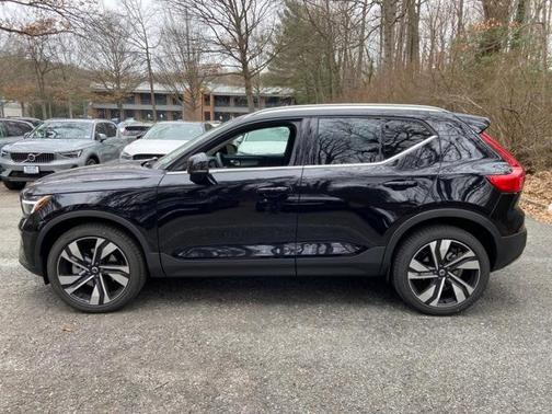 2025 Volvo XC40 B5 Plus Bright Theme