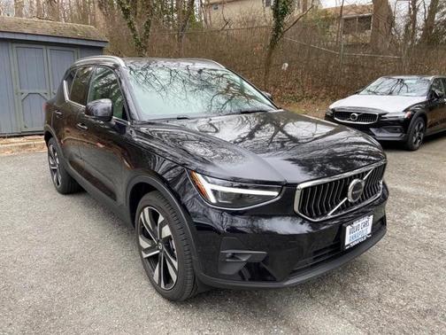 2025 Volvo XC40 B5 Plus Bright Theme