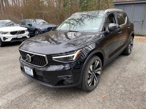 2025 Volvo XC40 B5 Plus Bright Theme